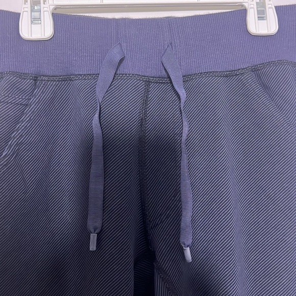 Lululemon Cropped Cargo Pants Purple 8 NWOT - Picture 10 of 15